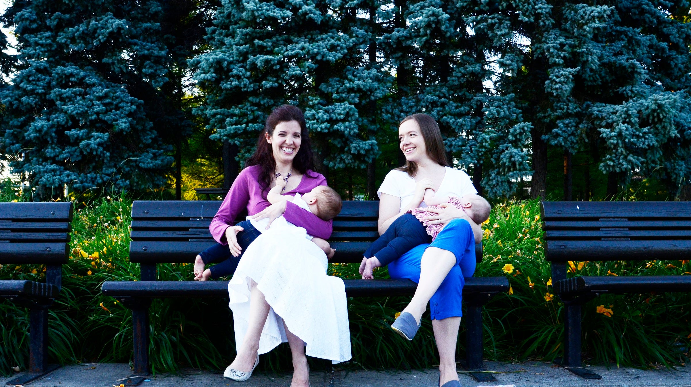 Women breastfeeding in parc with Momzelle nursing clothes